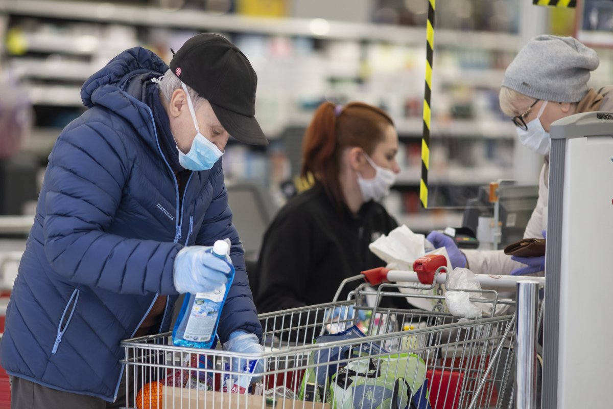 Nie ma zakazu wychodzenia z domu dla seniorów, jest tylko rekomendacja rządu.