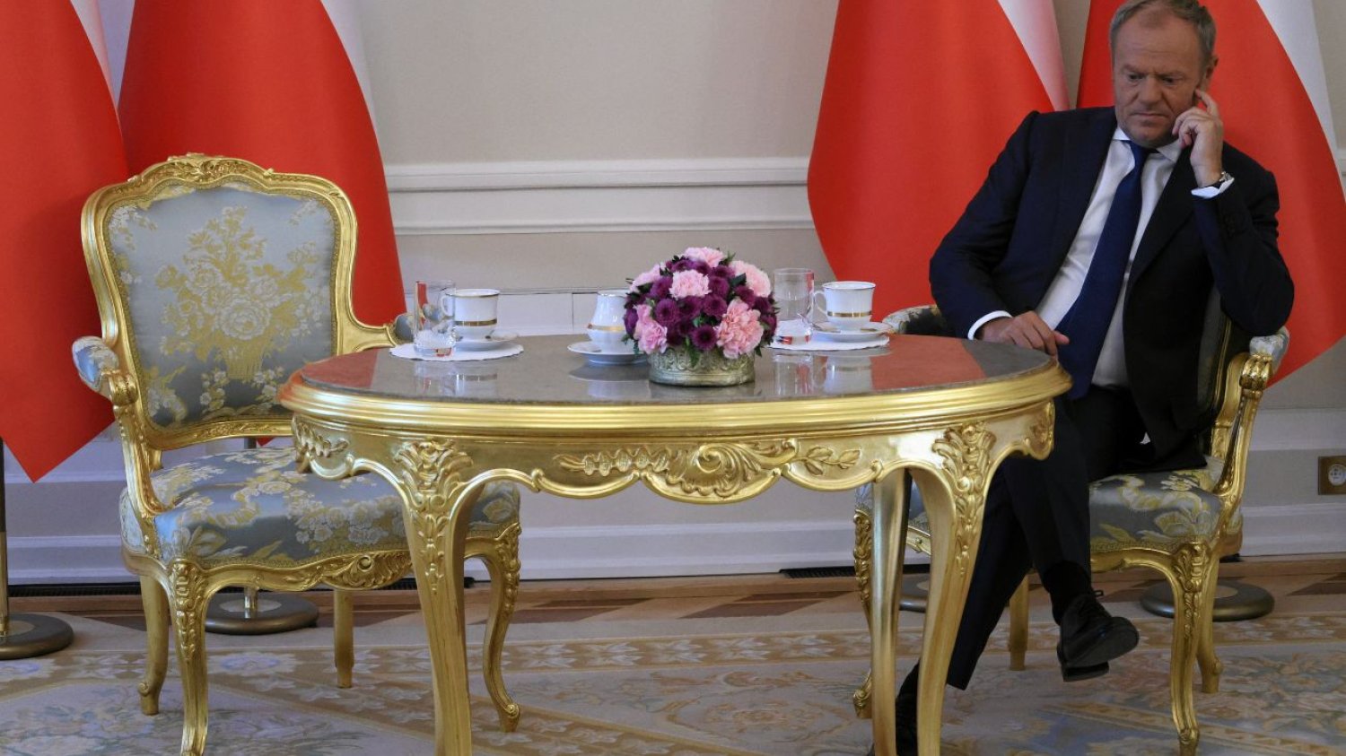 Spotkanie Tuska z Nawrockim. Niezręczny moment już na samym początku.