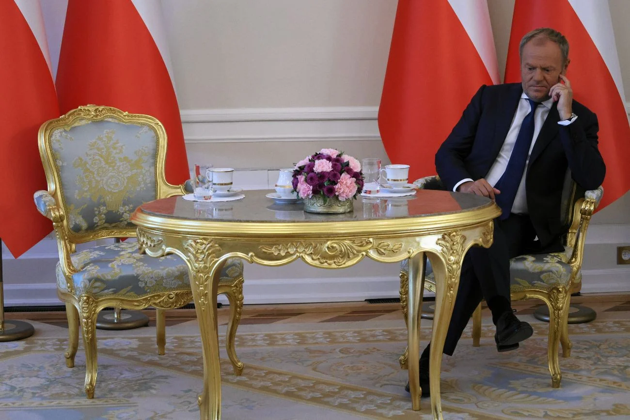 Tak Nawrocki przywitał Tuska. Niezręczny moment już na samym początku. Spotkanie Tuska z Nawrockim. Niezręczny moment już na samym początku.