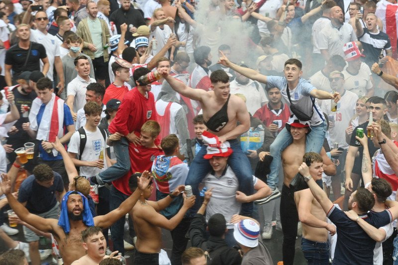 Angielscy kibice w drodze na finał Euro 2020 na stadionie Wembley