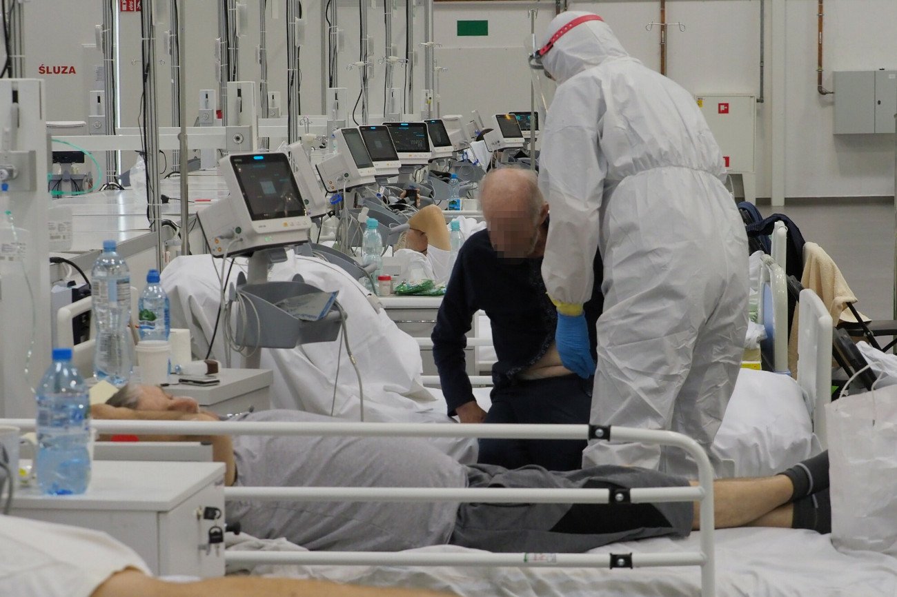Coraz więcej zakażeń na Mazowszu. Powstaje kolejny szpital tymczasowy