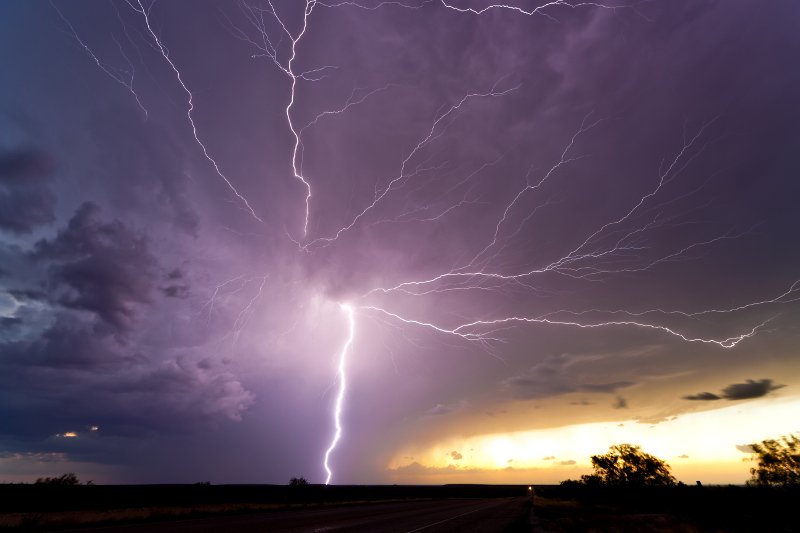 Jutro będzie intensywnie padać, możliwe też burze