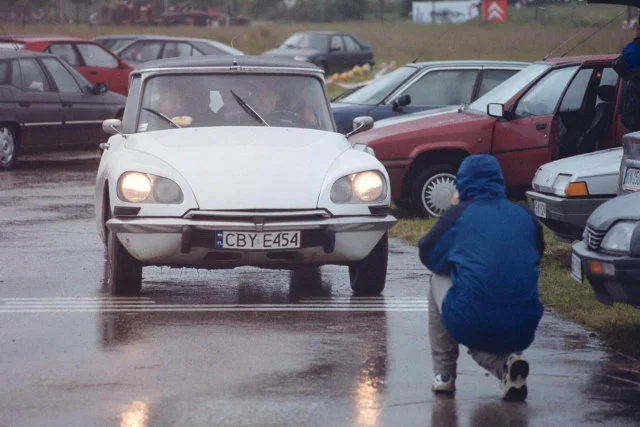 Na zlotach zawsze znajdzie się okazja na zrobienie kilku zdjęć prawdziwych klasyków, takich jak Citroen DS.