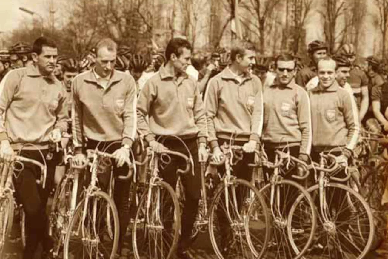 Jan Magiera (drugi od prawej) razem ze zwycięskim zespołem Biało-Czerwonych podczas Wyścigu Pokoju w 1968 roku.