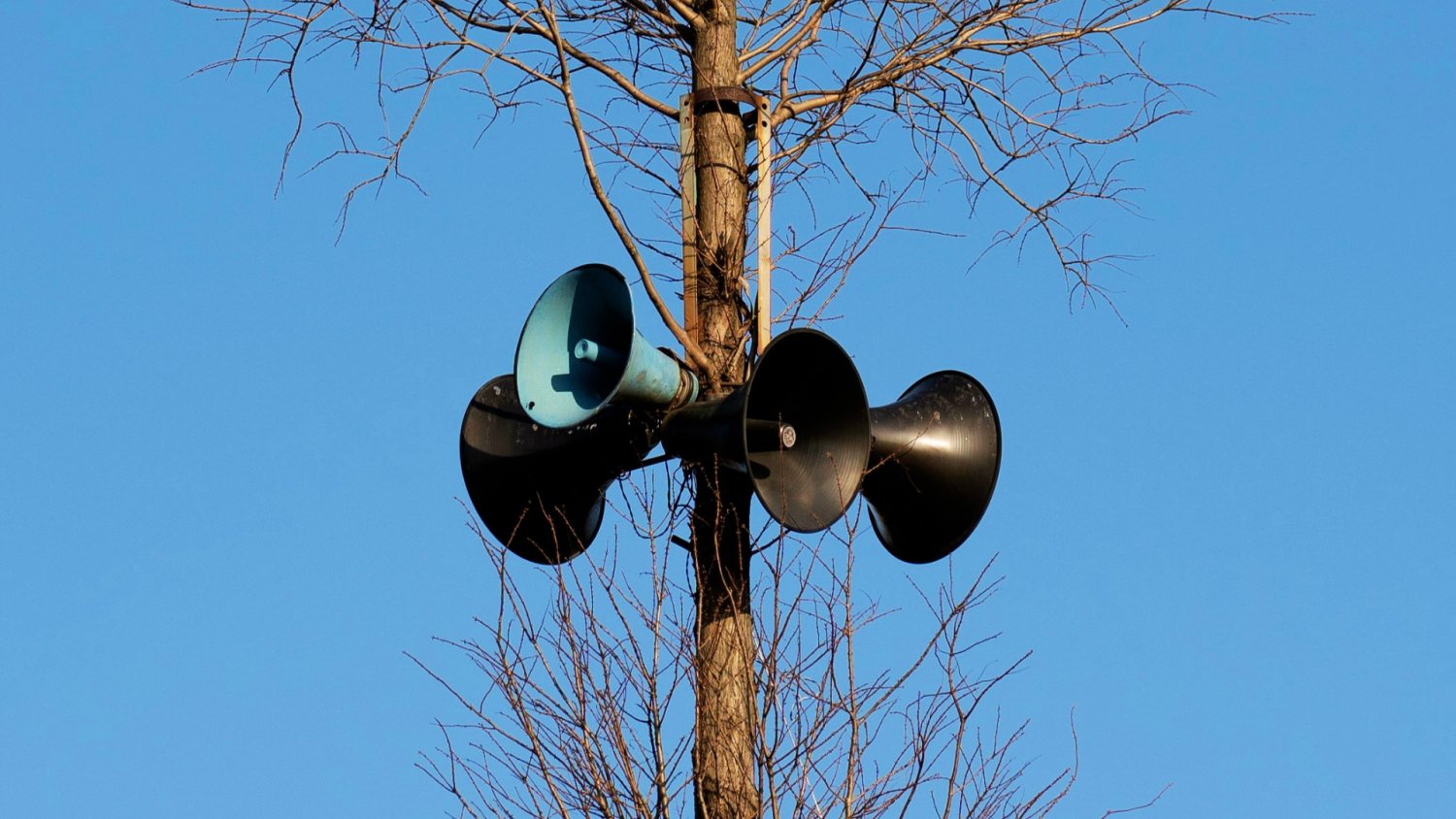 Syreny w Warszawie zawyją już w południe. Wcale nie chodzi tylko o hołd