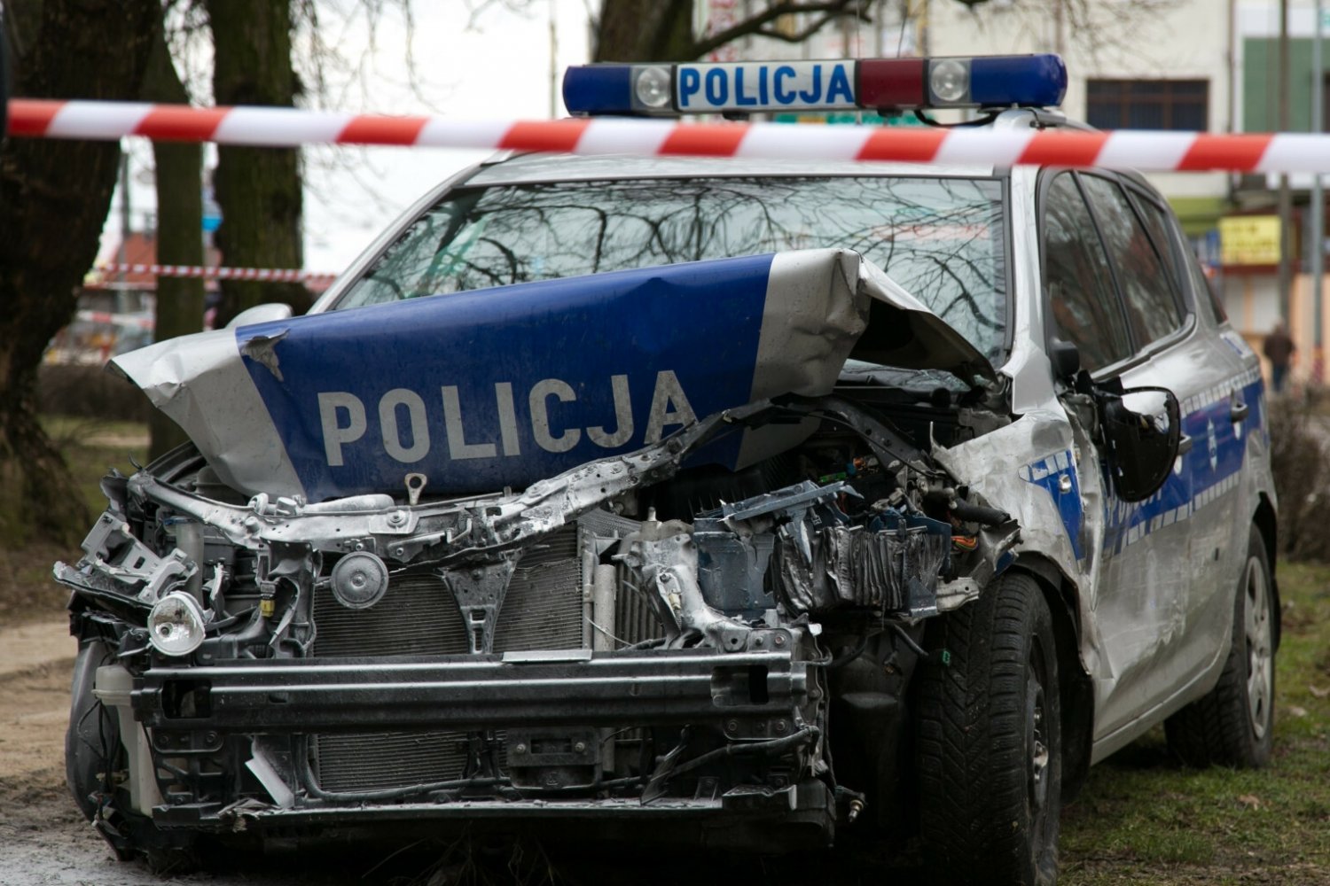 Rozbity policyjny radiowóz. Zdjęcie ilustracyjne.