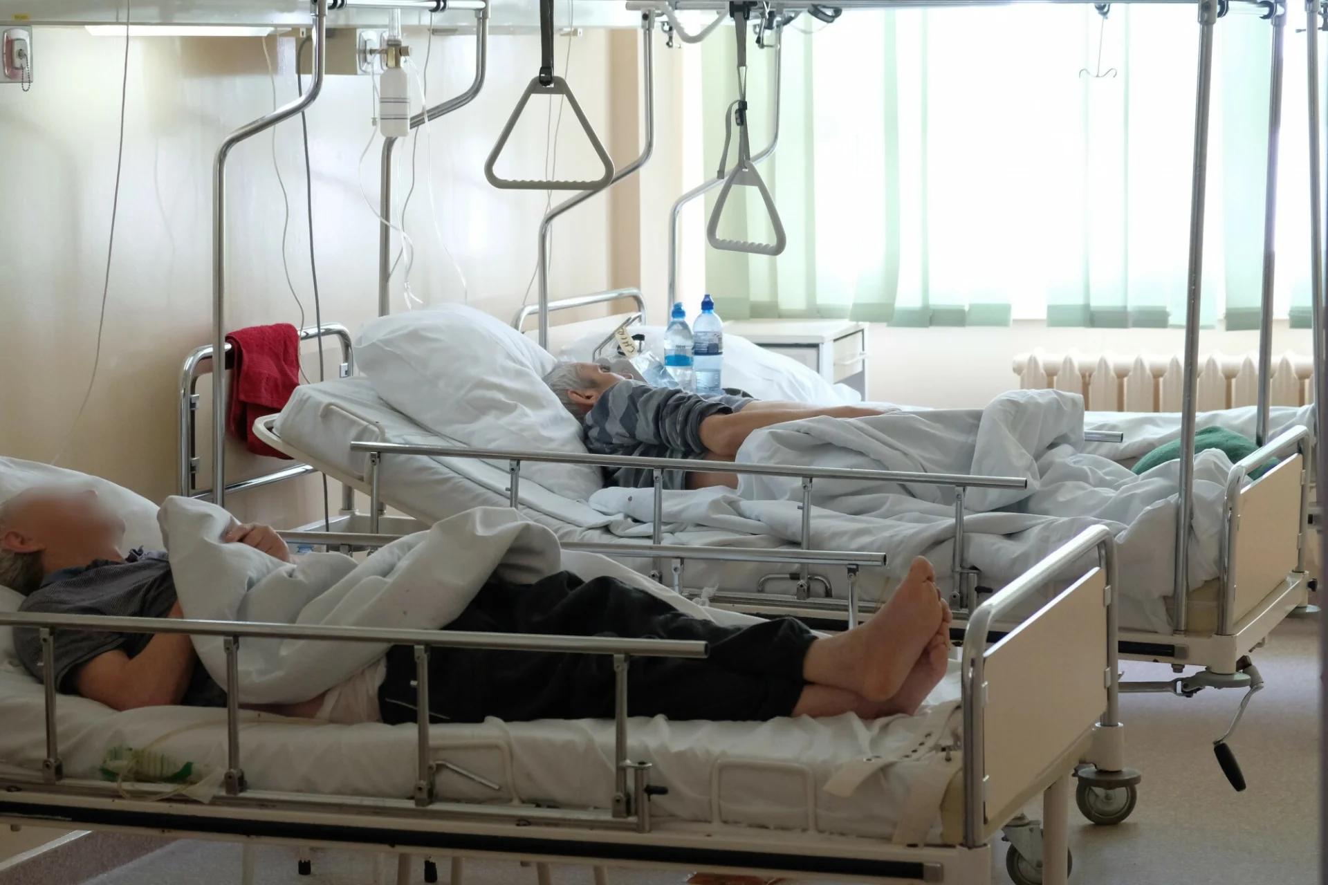 Stałe monitorowanie parametrów pacjenta po operacji pomaga wykryć na czas np. sepsę czy niewydolność krążenia. Bezprzewodowe, lekkie czujniki mogą stanowić rewolucję w tym zakresie.