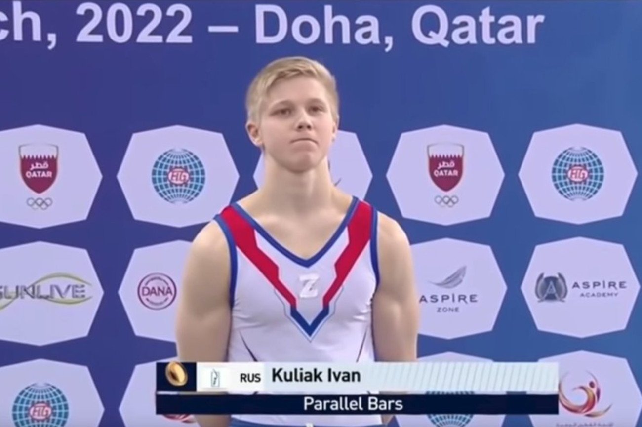 Iwan Kuliak ze znakiem "Z" symbolizującym pojazdy armii rosyjskich najeźdźców. Scena z podium PŚ w Katarze.