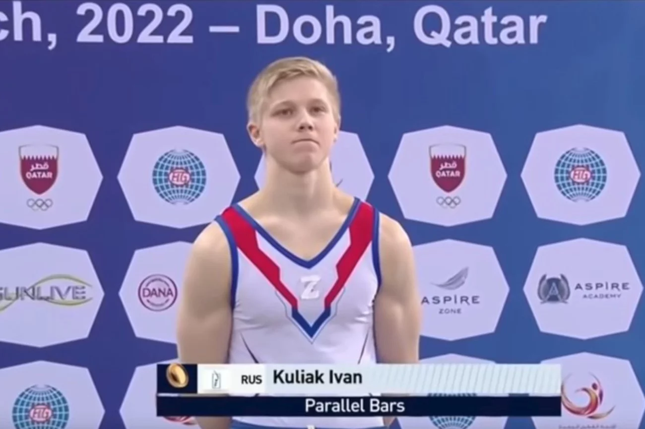 Iwan Kuliak ze znakiem "Z" symbolizującym pojazdy armii rosyjskich najeźdźców. Scena z podium PŚ w Katarze.