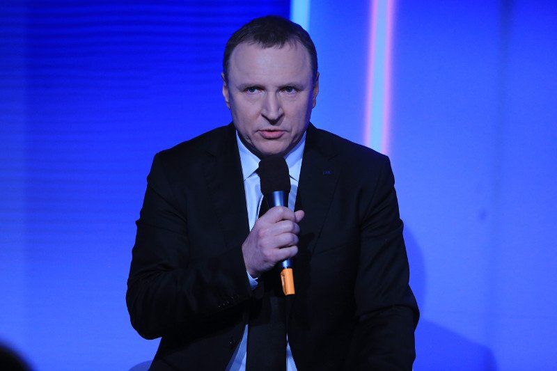 Pod dokumentem o wysokich nagrodach dla pracowników TVP widnieje podpis prezesa Jacka Kurskiego, byłego posła PiS.