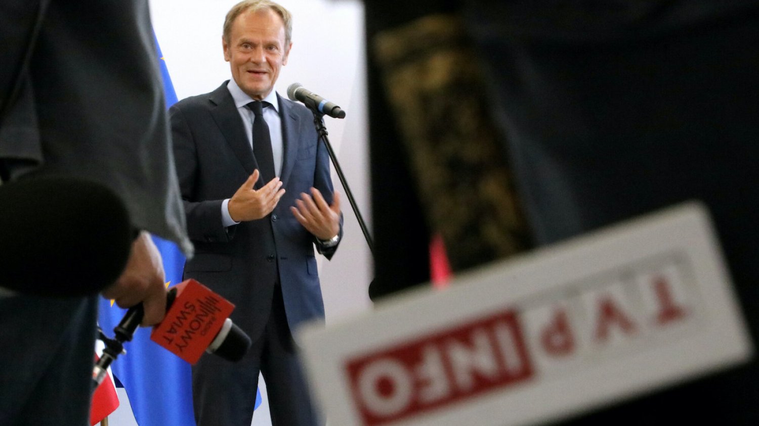 Donald Tusk, lider Platformy Obywatelskiej. W tle kostka rządowej TVP Info.
