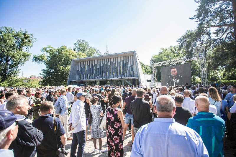 "Pogrzeb jak piknik" – takie komentarze po pogrzebie Kory pojawiły się na prawicy.