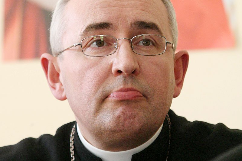 Bp Piotr Jarecki po tym, jak rozbiła auto pod wpływem alkoholu oddał się do dyspozycji papieża i przeprosił swoich wiernych