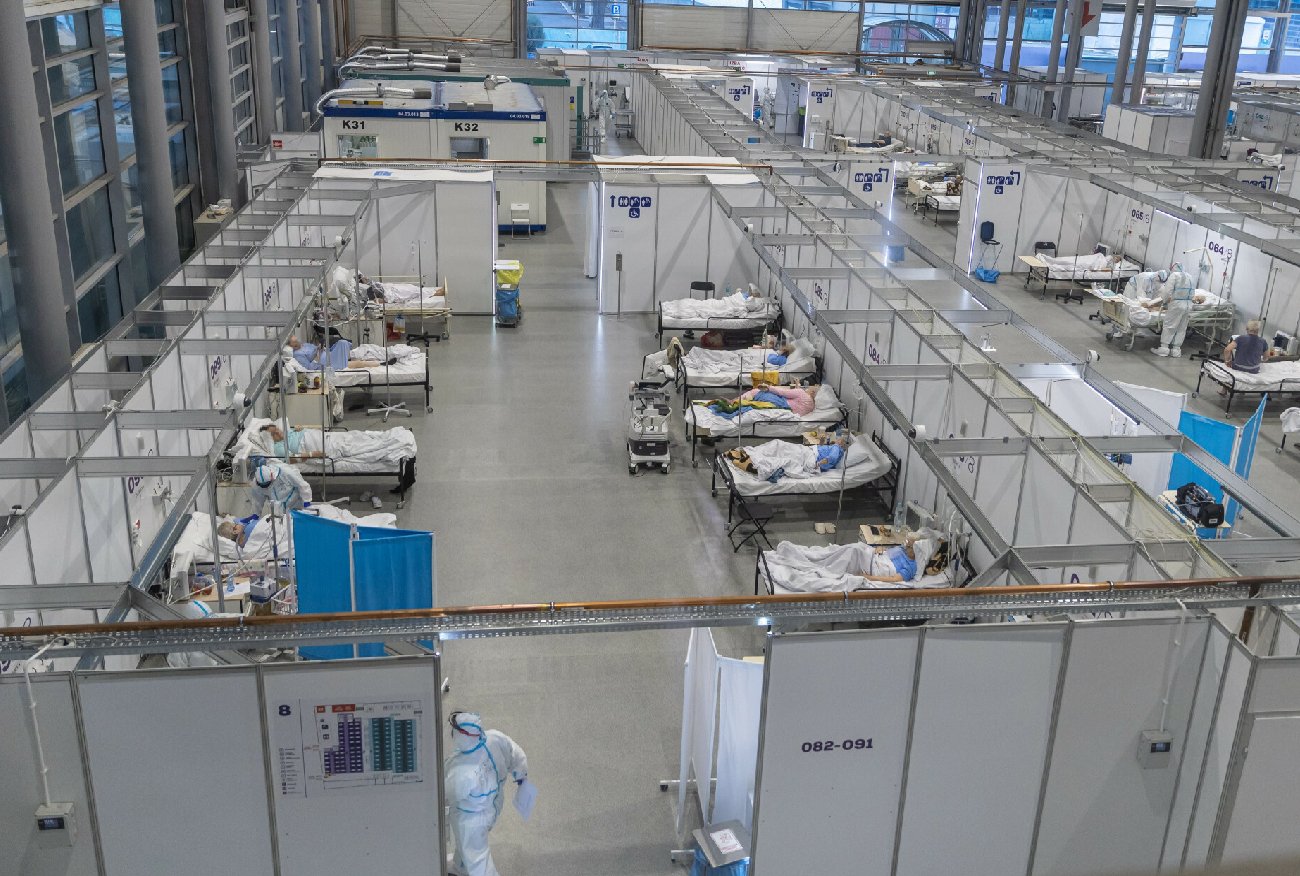 Piąta fala koronawirusa. Ekspert mówi, co czeka nas w przyszłości