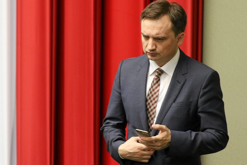 Minister sprawiedliwości chce, aby jego służby mogły grzebać w poczcie elektronicznej podejrzanych o fałszywe zeznania.