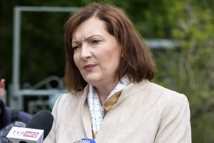 Członek sztabu kandydatki PiS Ewy Leniart dłubał w nosie, gdy ta ogłaszała swoją porażkę.