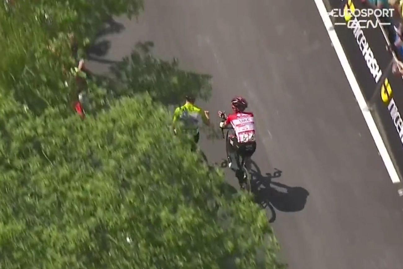 Rafał Majka i Tadej Pogacar tuż przed metą etapu Tour de Slovenia grają w papier, kamień i nożyce