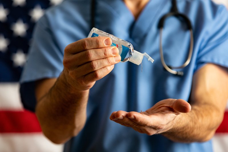 COVID-19 jest jak zwykła grypa? Statystyki z USA rozwiewają wątpliwości