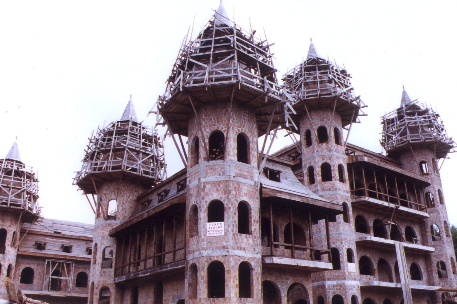 Zamek w Łapalicach od lat budzi fascynację.