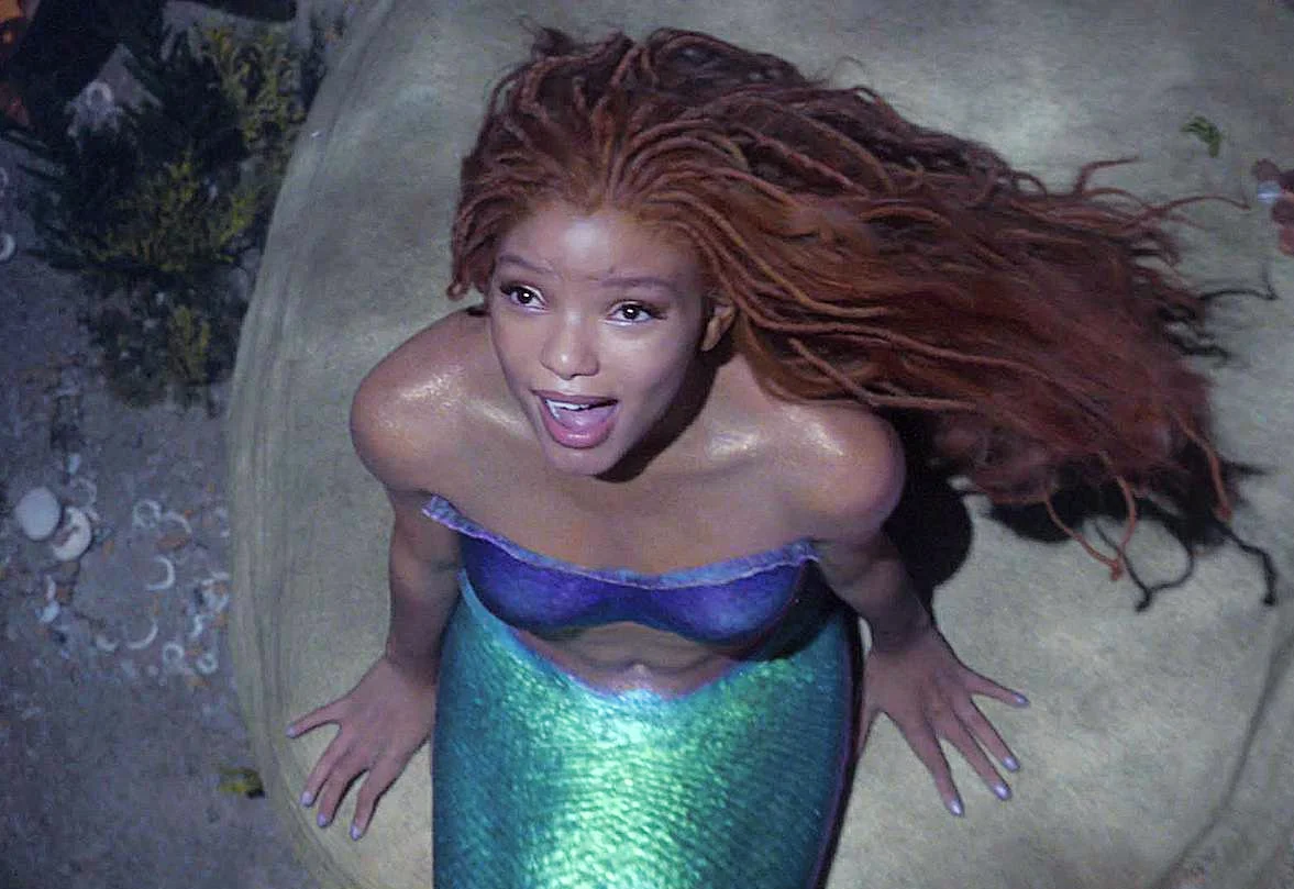 Halle Bailey błyszczy jako Arielka w filmie "Mała syrenka" (RECENZJA). Halle Bailey w filmie "Mała syrenka".