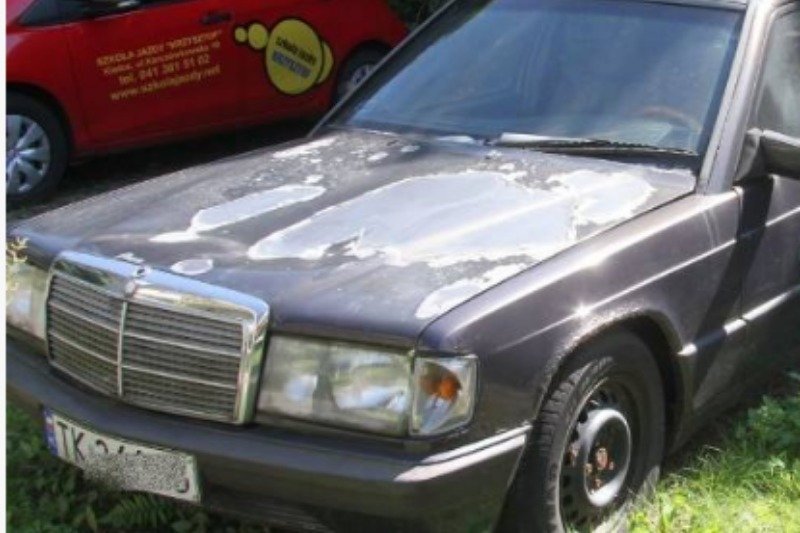 Stary samochód stoi na parkingu już od 16 lat