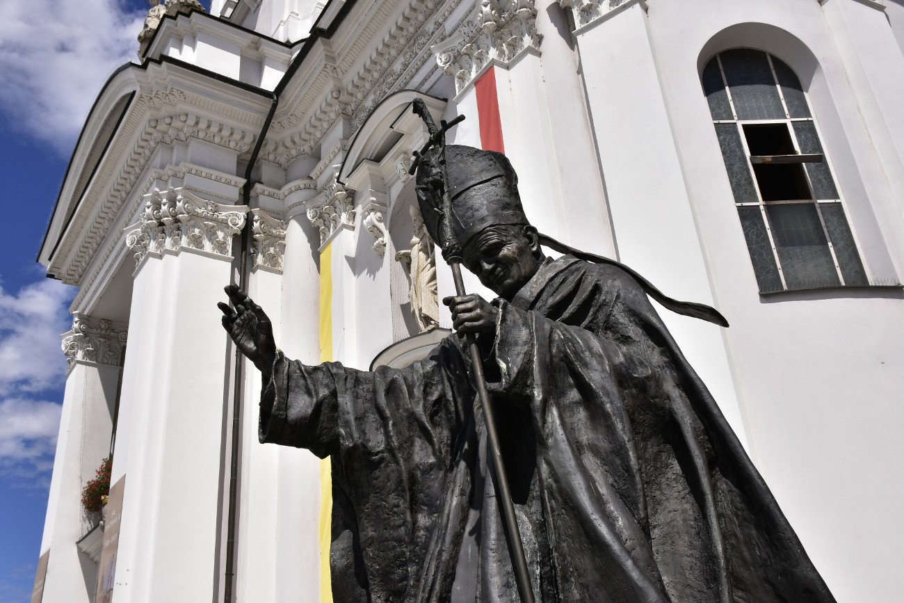 Jak wynika z reportażu TVN24, latach 1964-78 kardynał Karol Wojtyła tuszował pedofilię podległych mu księży. Jak doniesienia odbierają w Wadowicach?