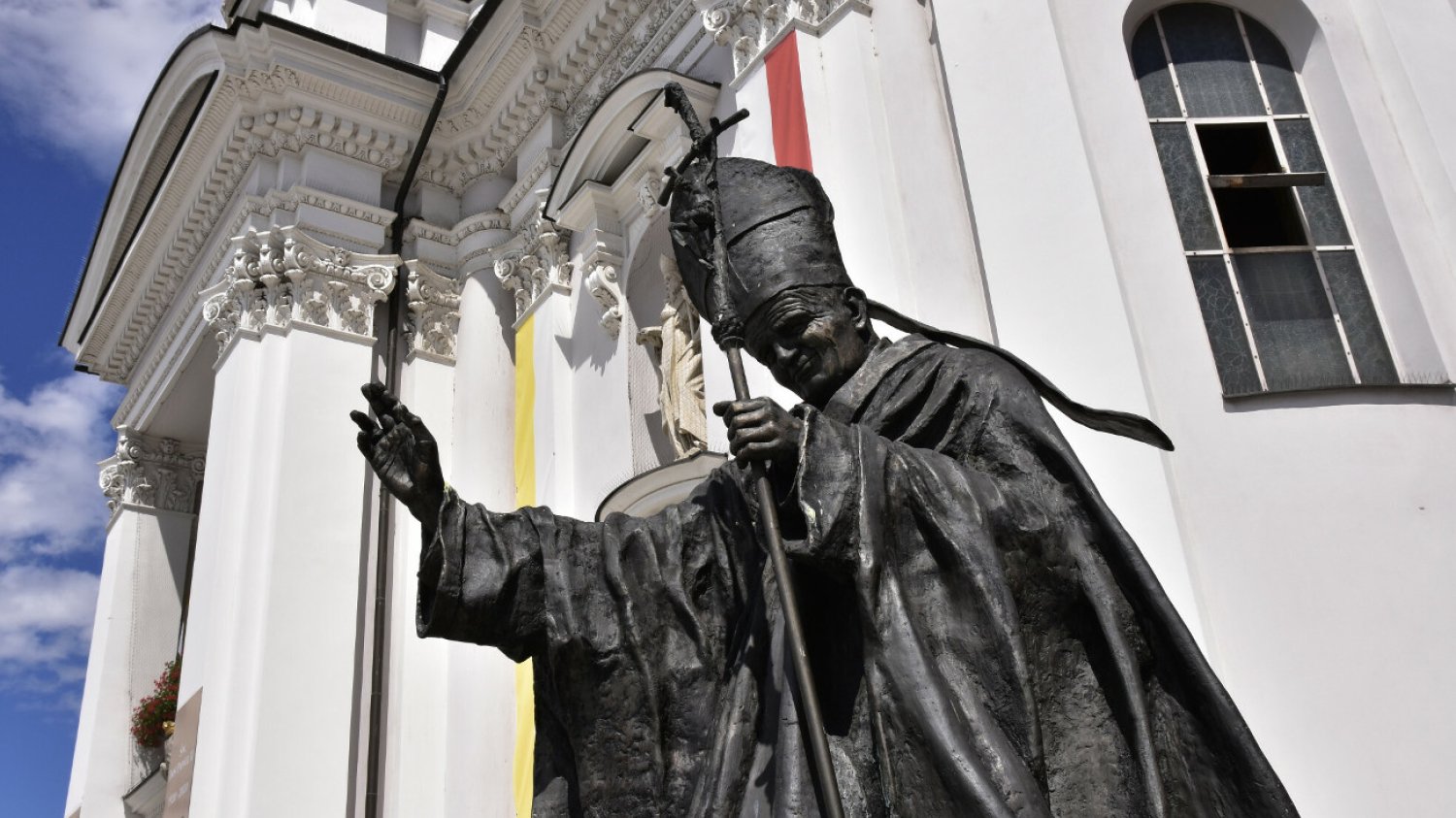 Jak wynika z reportażu TVN24, latach 1964-78 kardynał Karol Wojtyła tuszował pedofilię podległych mu księży. Jak doniesienia odbierają w Wadowicach?