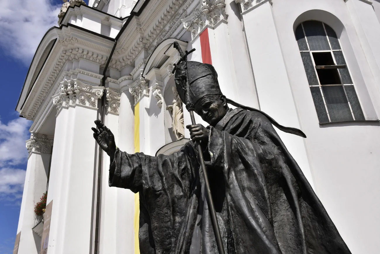 Jak wynika z reportażu TVN24, latach 1964-78 kardynał Karol Wojtyła tuszował pedofilię podległych mu księży. Jak doniesienia odbierają w Wadowicach?