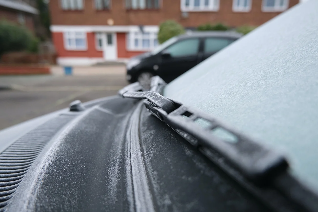 Do najczęstszych przyczyn awarii wycieraczek samochodowych należą: blokada mechanizmu, przepalony bezpiecznik, problemy z silniczkiem oraz zużycie piór