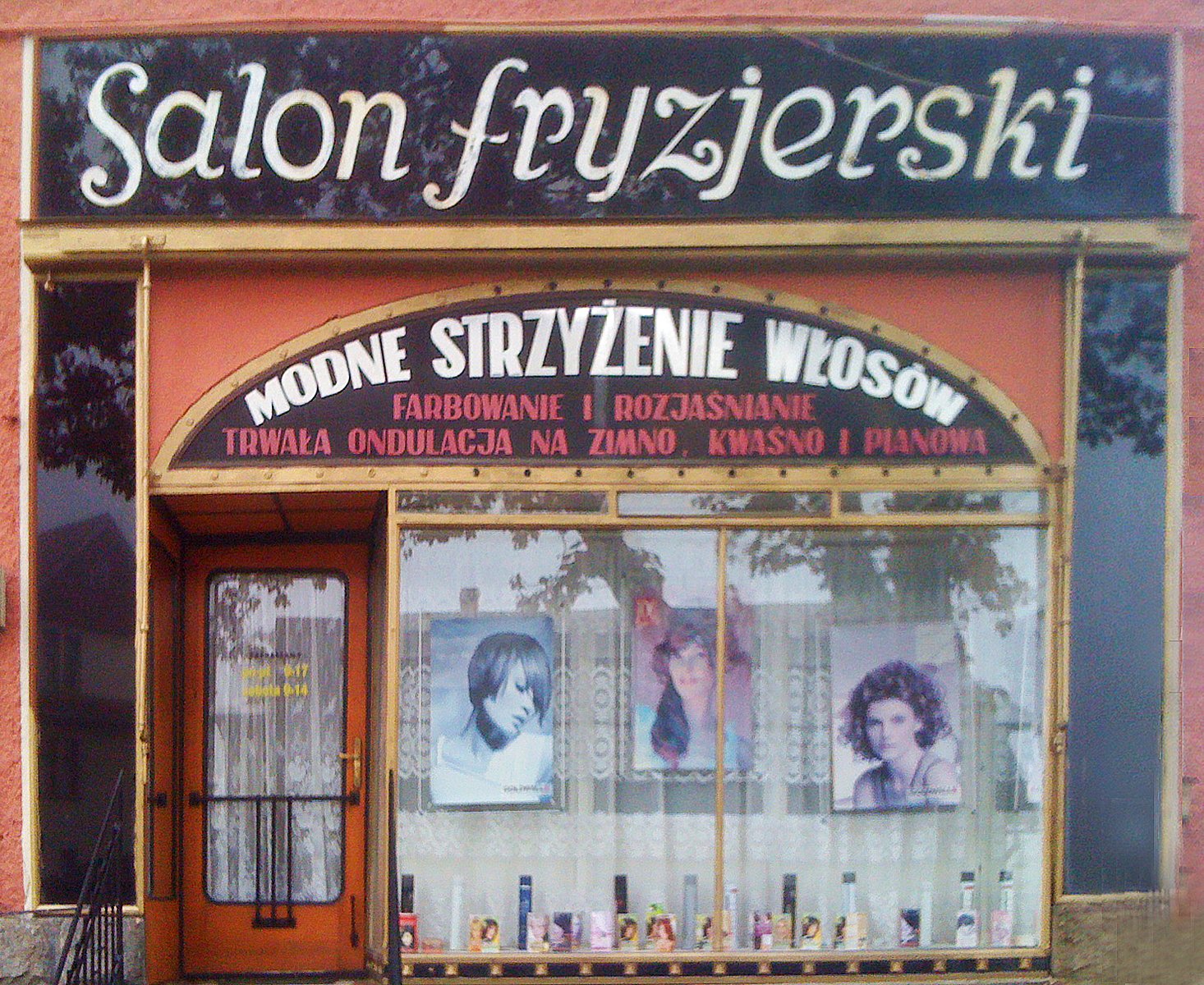 Wystawa zakładu fryzjerskiego w małym mieście.Polska.2009