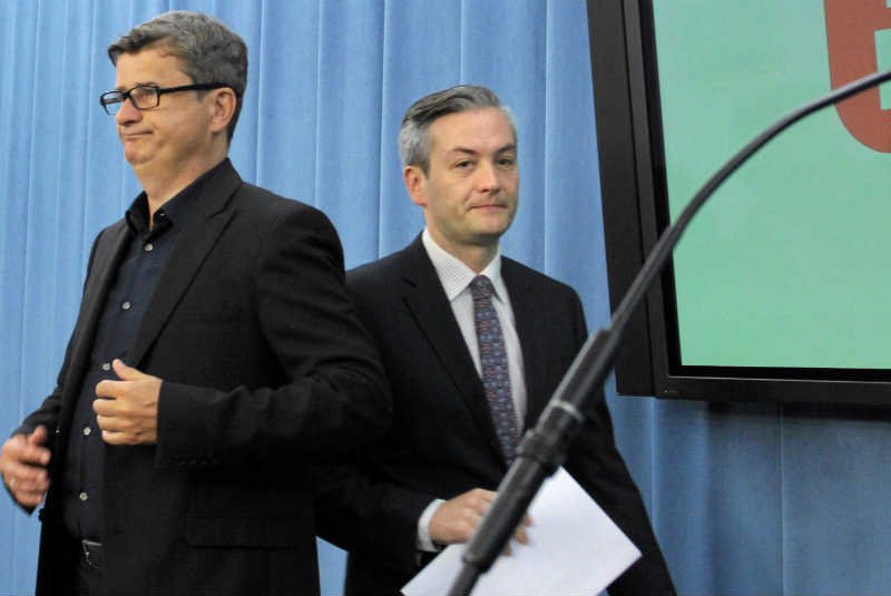 Palikot mówi, że zawiódł się na Biedroniu, ten zaprasza go na piwo i pisze "nie bądź zazdrosny".