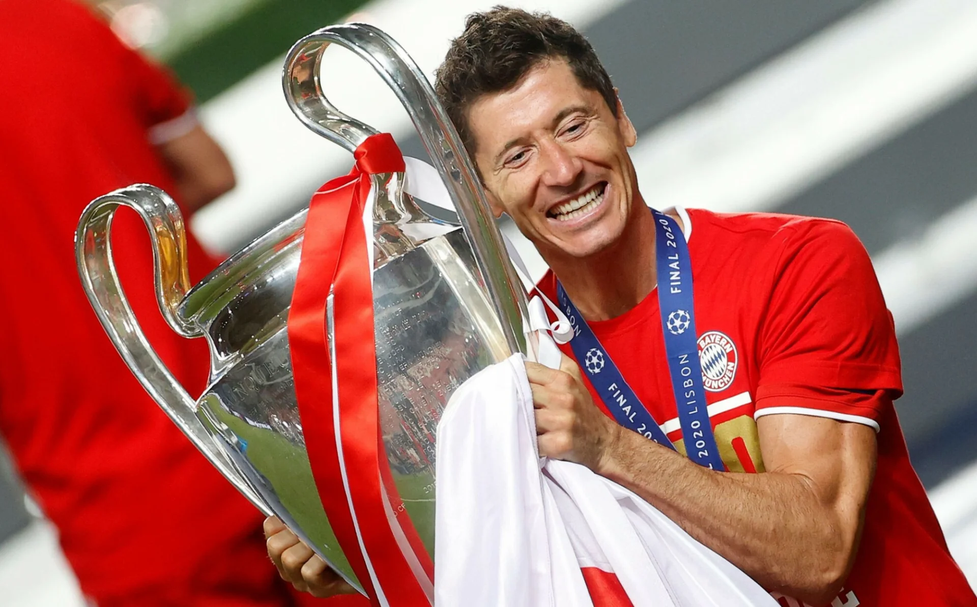 Robert Lewandowski z pucharem Ligi Mistrzów po triumfie w 2020 roku