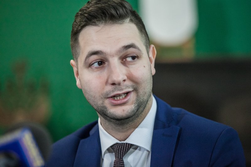 Patryk Jaki wskazał dziś swojego szefa sztabu wyborczego. Opozycja grzmi, że to "pisiewicz".