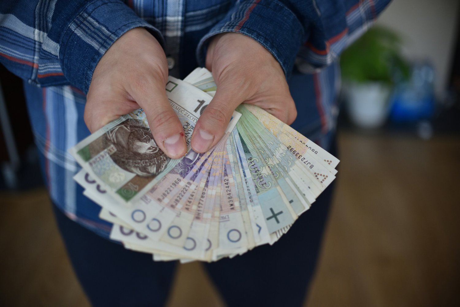 Ile trzeba zarabiać, by być bogatym w Polsce? To zależy gdzie mieszkamy