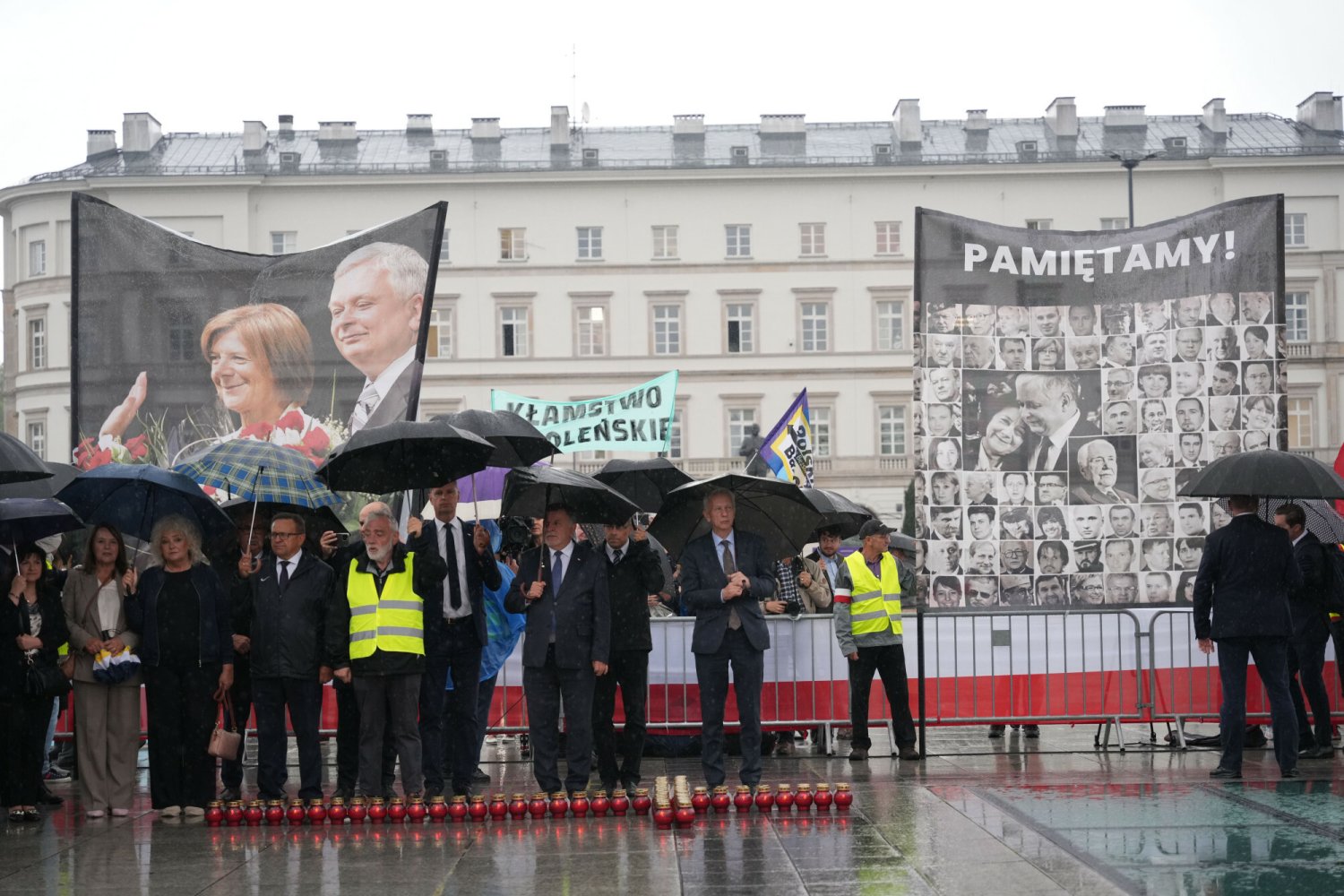 Czy PiS powinno dalej organizować miesięcznice smoleńskie? Zapytaliśmy o to w sondzie naTemat.pl