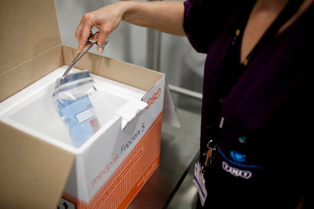 Pakowanie zastawki serca, którą do pacjenta dowiezie kurier.