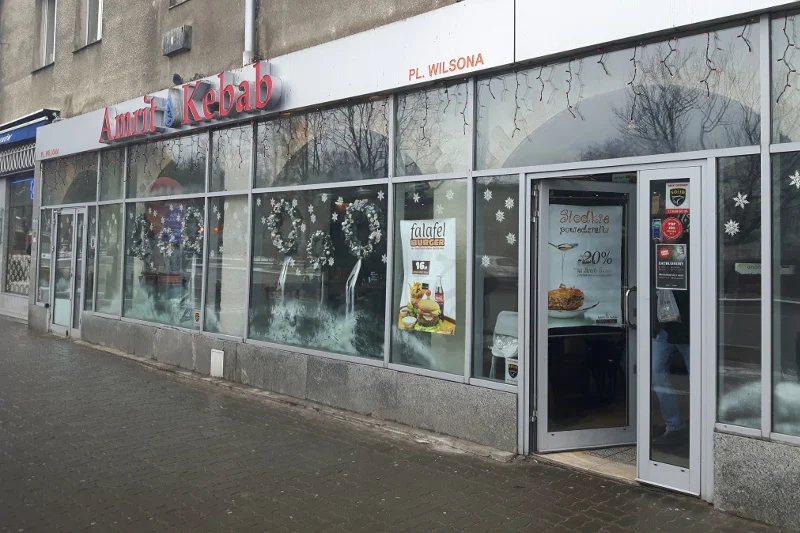 Paradoksem jest to, że kebab na stałe już zadomowił się w Polsce, ale tym co je przyrządzają  wielu Polaków odmawia prawa do pracy w Polsce.