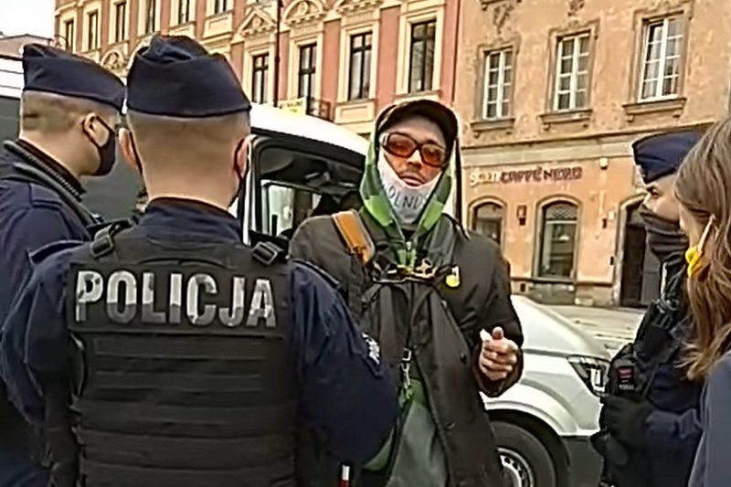 Policja zatrzymała niewidomego na proteście w Warszawie.