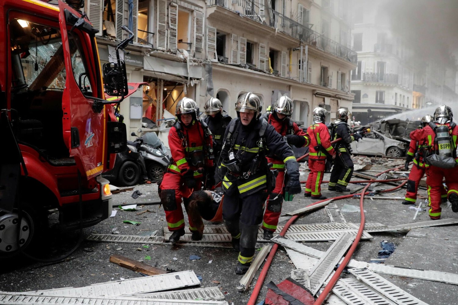 Wybuch gazu w Paryżu. Akcja ratowników.
