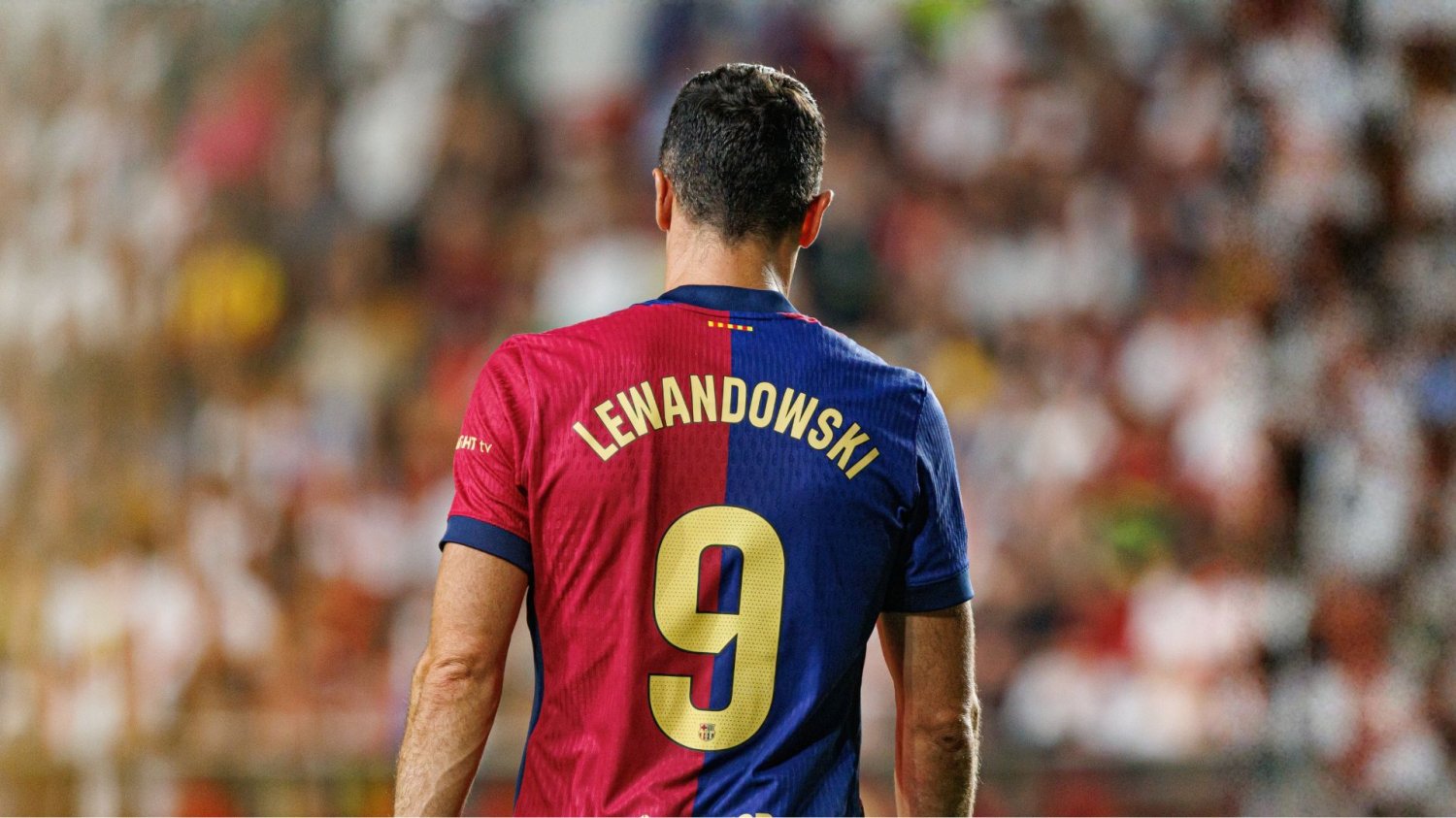 Robert Lewandowski w koszulce FC Barcelona odwrócony tyłem. Odejście z klubu nie kończy jeszcze kariery