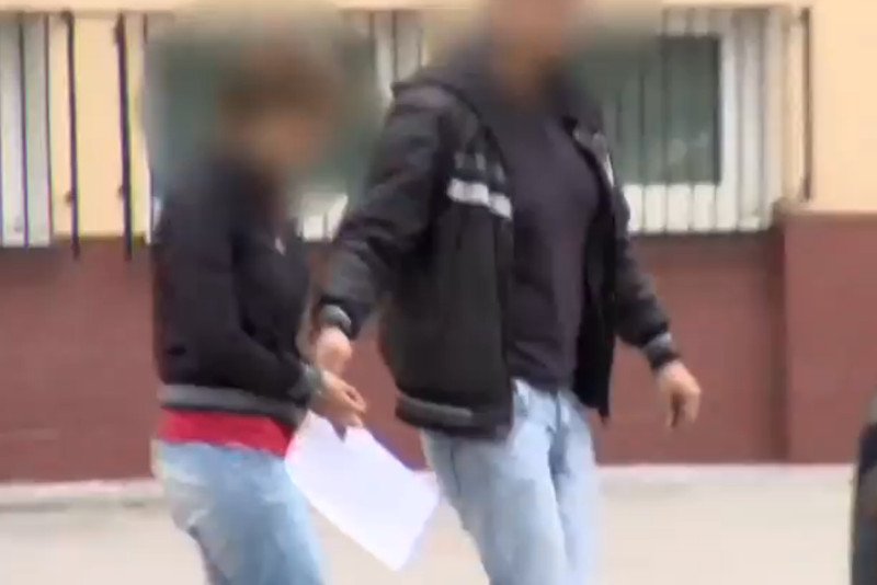 Całą trójka – matka, ojciec i ich 20-letnia córka – została aresztowana