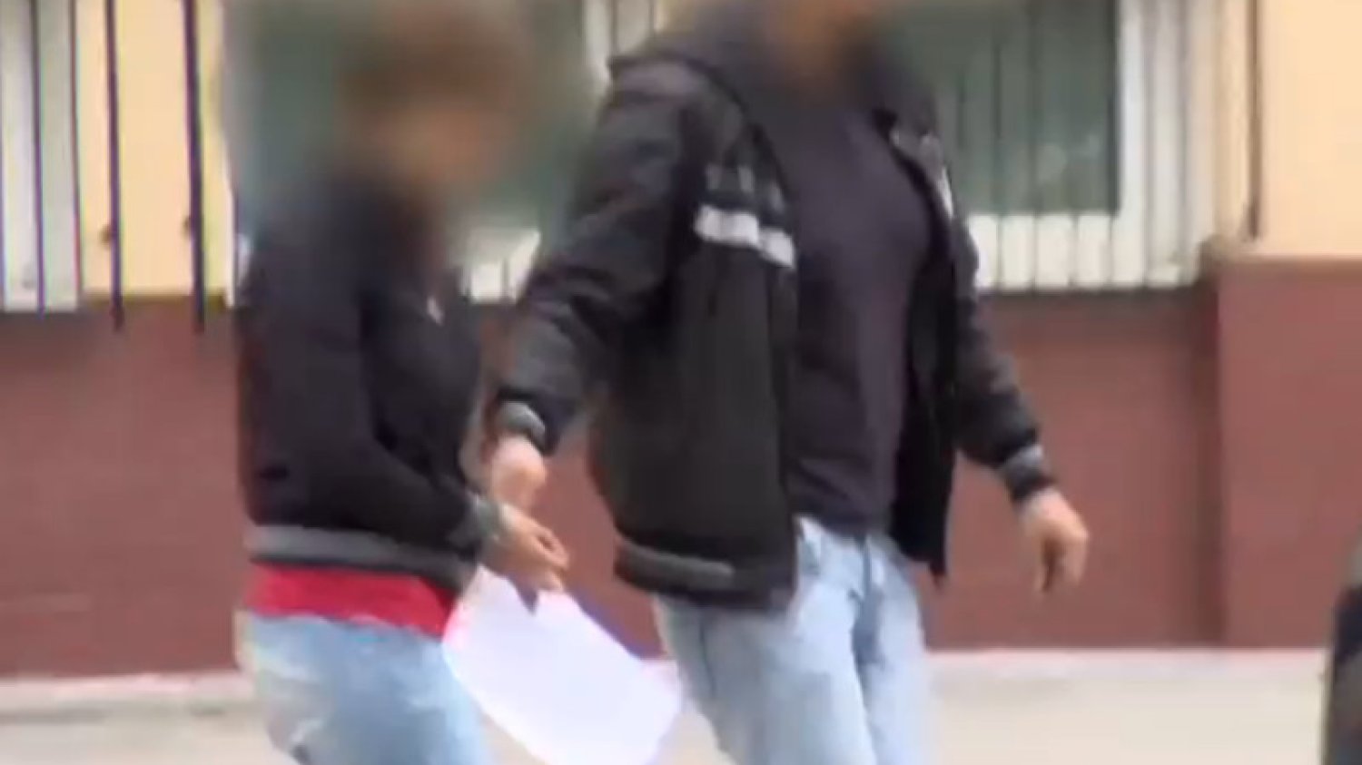 Całą trójka – matka, ojciec i ich 20-letnia córka – została aresztowana