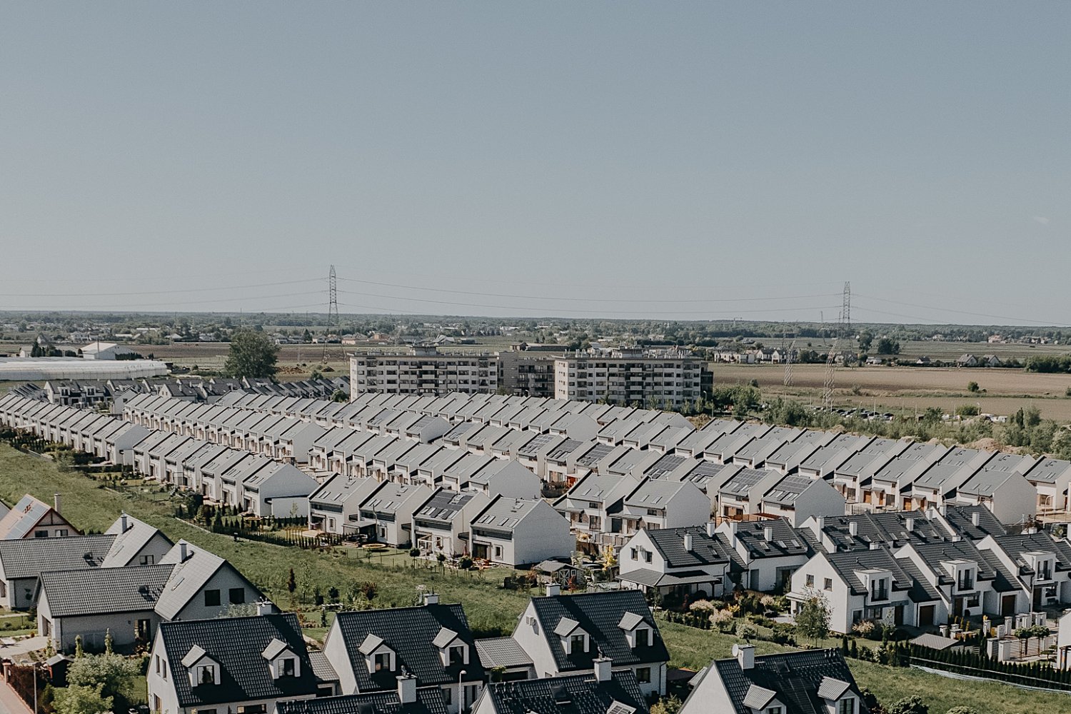 Internet wyśmiał osiedle "kopiuj-wklej". Pojechaliśmy tam i zaskoczyły nas słowa mieszkańców