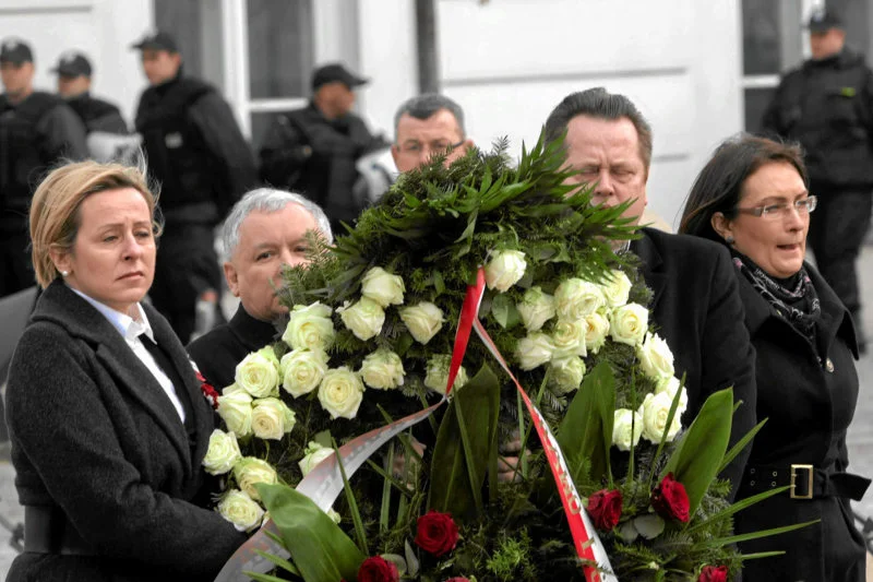 Jarosław Kaczyński przekonuje, że białe róże są symbolem skrajnej głupoty i nienawiści.
