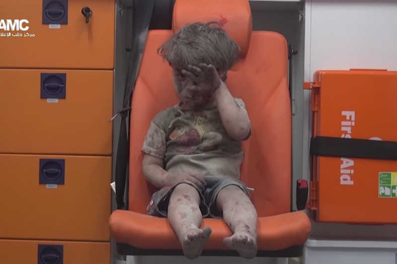 Ten 4-letni chłopiec to jedna z ofiar nalotu bombowego w Aleppo.