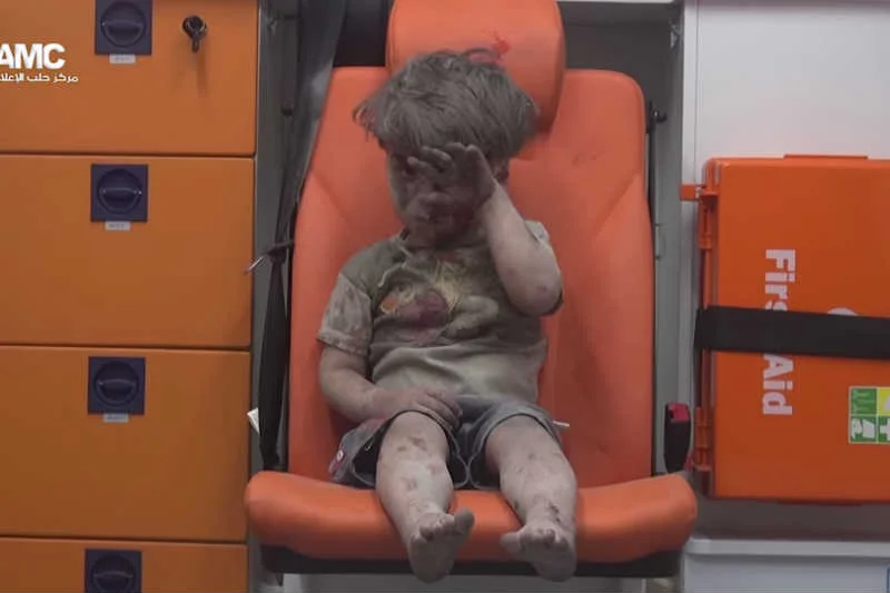 Ten 4-letni chłopiec to jedna z ofiar nalotu bombowego w Aleppo.