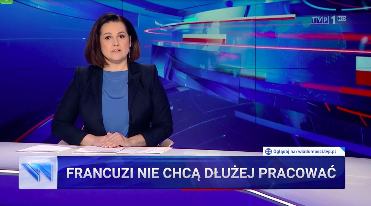 Kadr z "Wiadomości" z prezenterką i napisem "Francuzi nie chcą dłużej pracować"