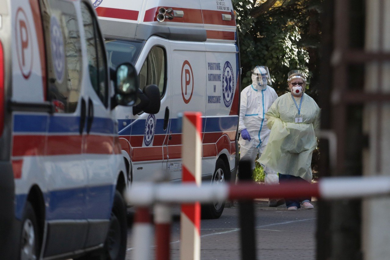 Wieczorny komunikat Ministerstwa Zdrowia 2 kwietnia jest zdecydowanie najgorszy z dotychczasowych: przybyło aż 254 nowe przypadki zakażeń. Łącznie liczba zakażonych koronawirusem w Polsce wynosi 2946 osób, z czego 57 zmarło. To stan na 2 kwietnia wieczorem.