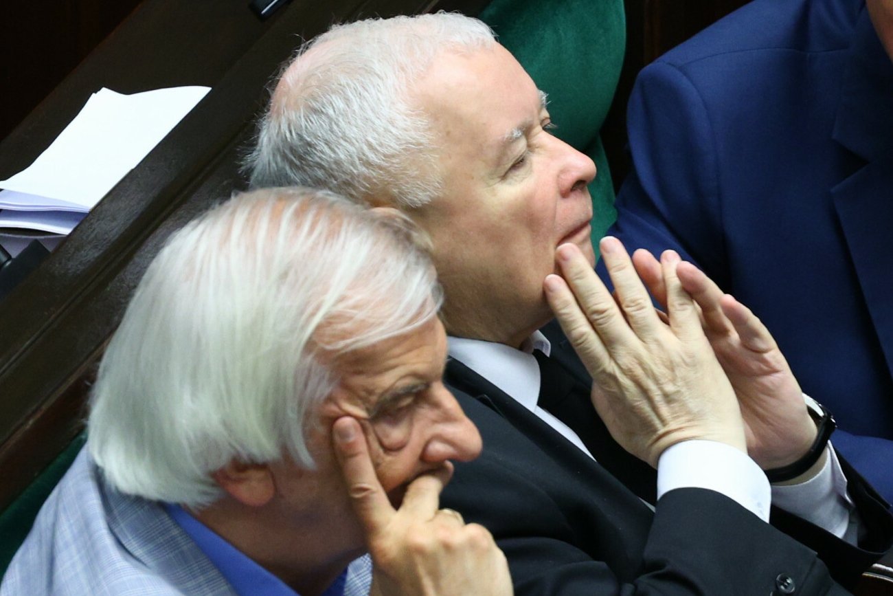 Zjednoczona Prawica prowadzi, ale Koalicja Obywatelska coraz bardziej depcze jej po piętach