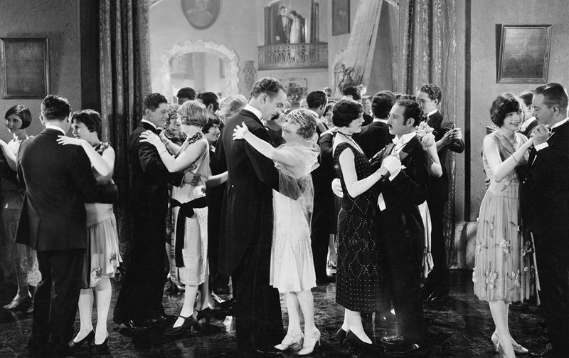 Na balu to kobieta dopasowuje swoją suknię do stroju mężczyzny